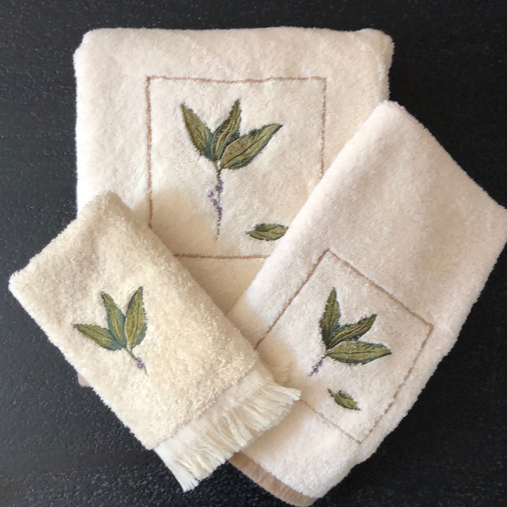 Croscill 5-pc towel set.  Used as decor, like new